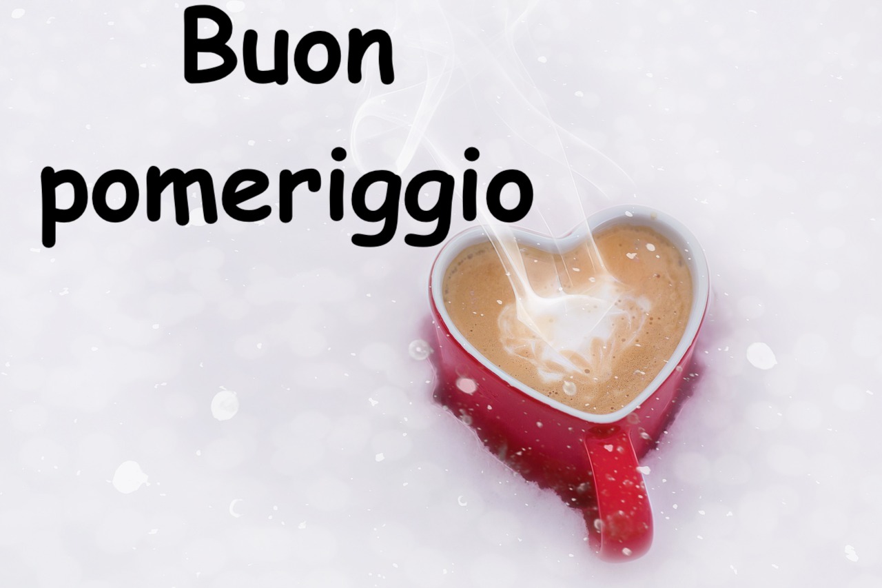  Una tazza di caffè a forma di cuore nella neve per auguri di buon pomeriggio invernali  